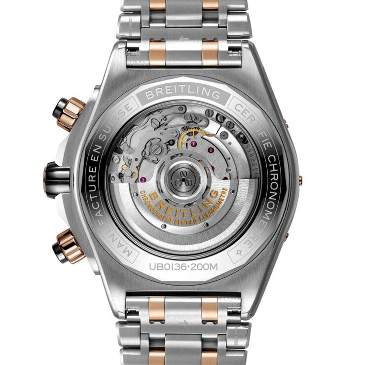 Breitling horloge met een kast in rosé goud op staal, met een wijzerplaat in het groen en een diameter van 44