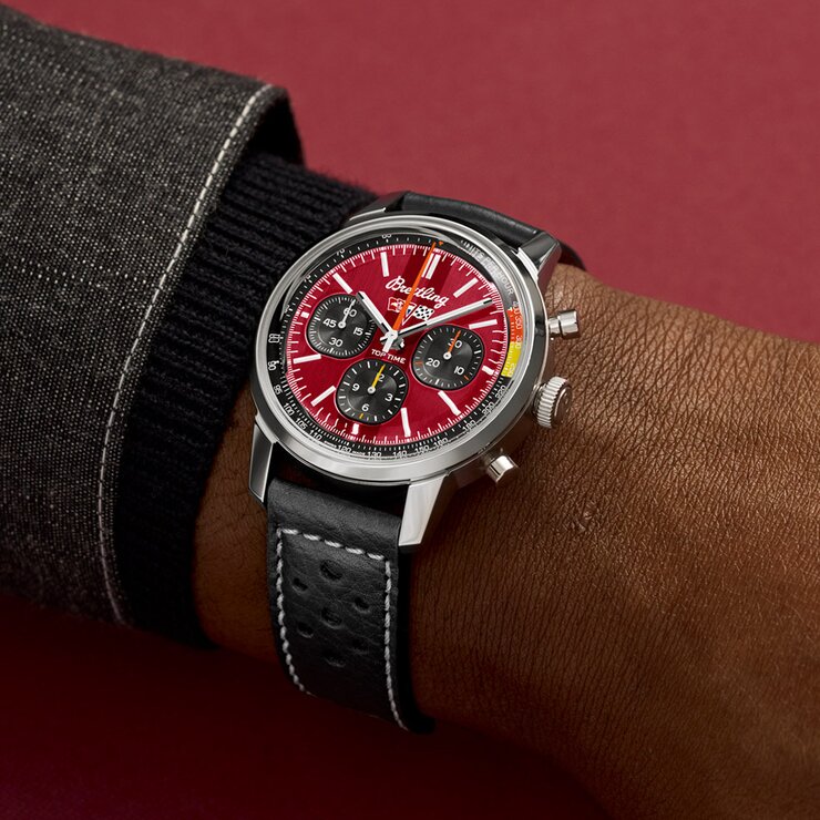 Breitling horloge met een kast in staal, met een wijzerplaat in het rood en een diameter van 41 mm