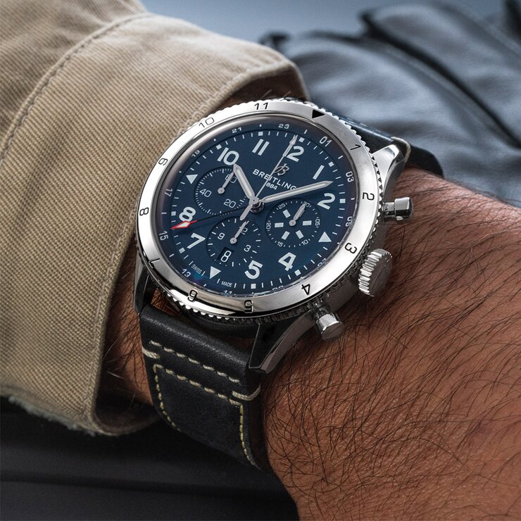Breitling horloge met een kast in staal, met een wijzerplaat in het blauw en een diameter van 46 mm