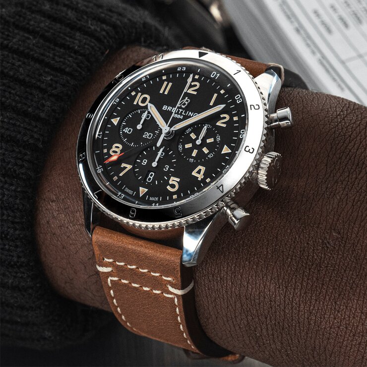 Breitling horloge met een kast in staal, met een wijzerplaat in het zwart en een diameter van 46 mm