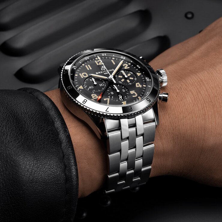 Breitling horloge met een kast in staal, met een wijzerplaat in het zwart en een diameter van 46