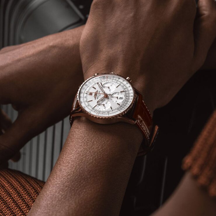 Breitling horloge met een kast in rosé goud, met een wijzerplaat in het zilver en een diameter van 41 mm