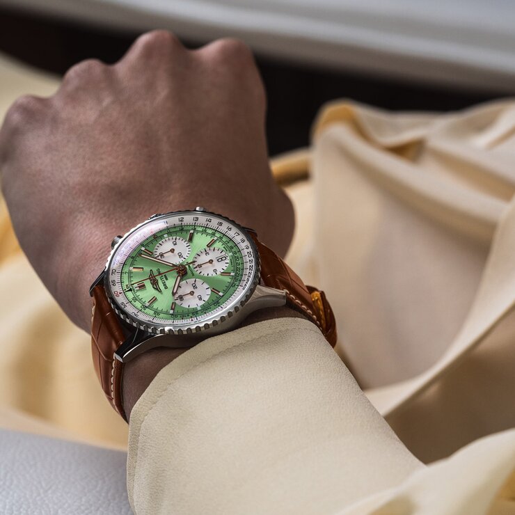 Breitling horloge met een kast in staal, met een wijzerplaat in het groen en een diameter van 41