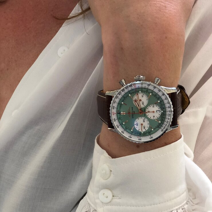 Breitling horloge met een kast in staal, met een wijzerplaat in het groen en een diameter van 41 mm