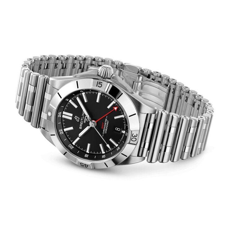 Breitling horloge met een kast in staal, met een wijzerplaat in het zwart en een diameter van 40 mm
