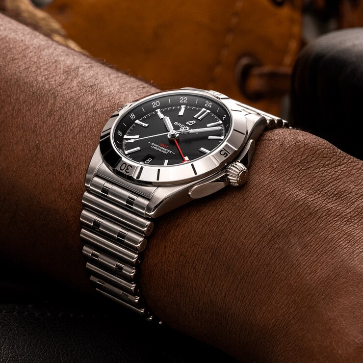 Breitling horloge met een kast in staal, met een wijzerplaat in het zwart en een diameter van 40 mm