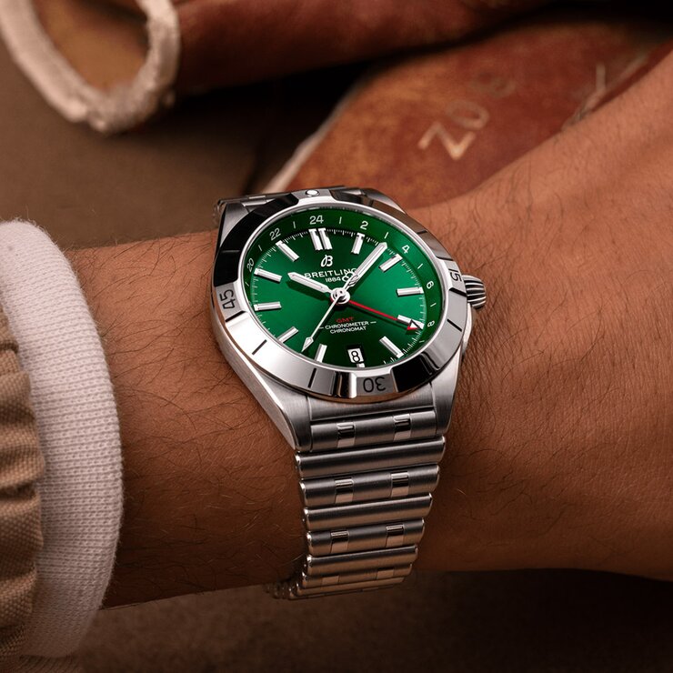 Breitling horloge met een kast in staal, met een wijzerplaat in het groen en een diameter van 40 mm