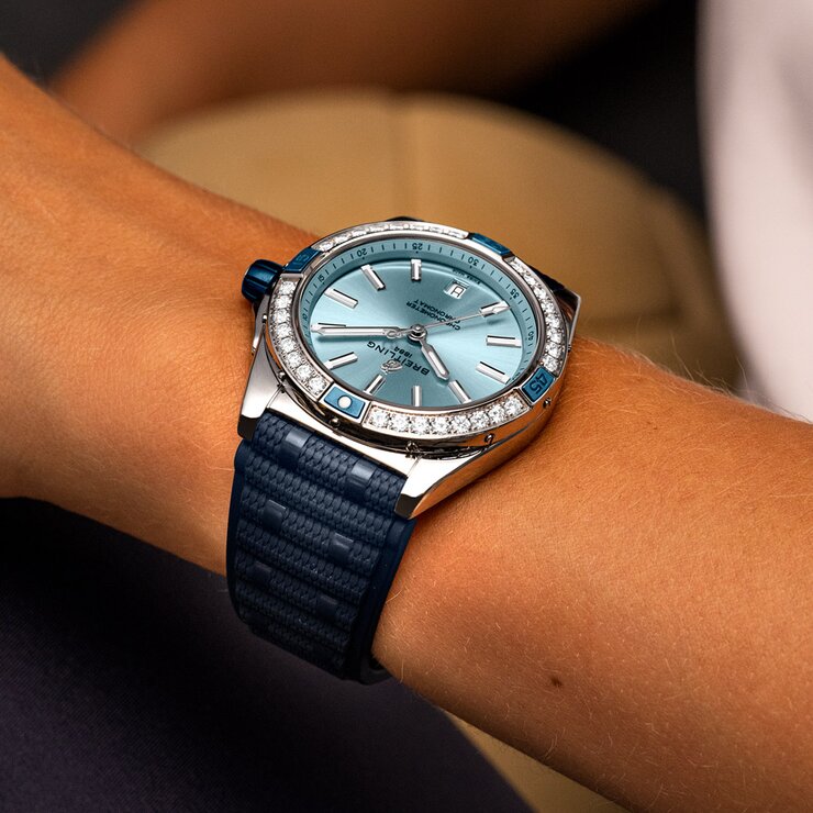 Breitling horloge met een kast in staal, met een wijzerplaat in het blauw en een diameter van 38 mm