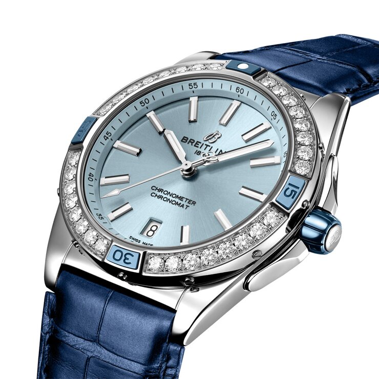Breitling horloge met een kast in staal, met een wijzerplaat in het blauw en een diameter van 38 mm
