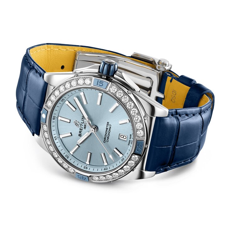 Breitling horloge met een kast in staal, met een wijzerplaat in het blauw en een diameter van 38 mm