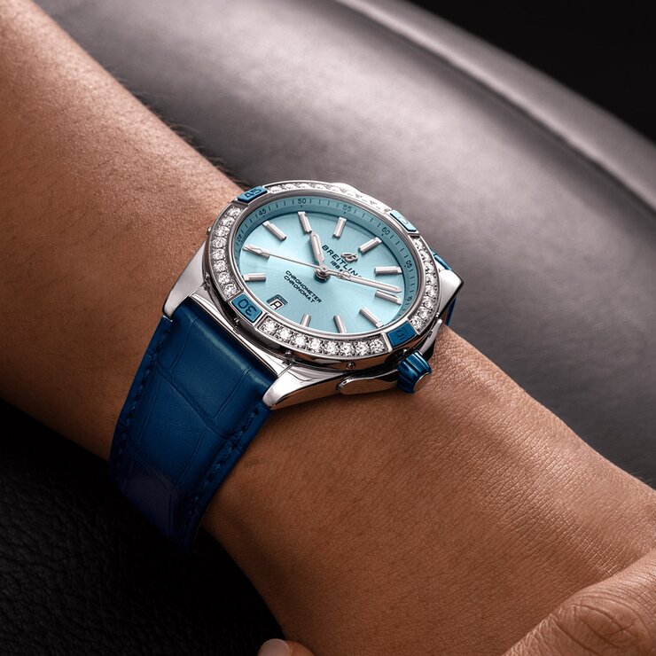 Breitling horloge met een kast in staal, met een wijzerplaat in het blauw en een diameter van 38 mm