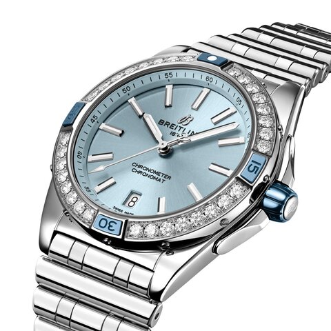 Breitling horloge met een kast in staal, met een wijzerplaat in het blauw en een diameter van 38 mm