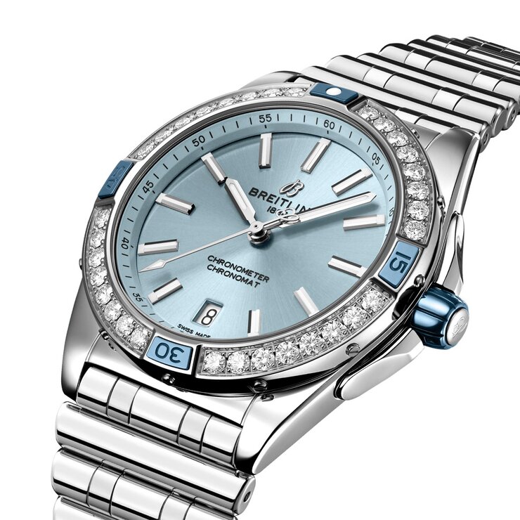 Breitling horloge met een kast in staal, met een wijzerplaat in het blauw en een diameter van 38 mm