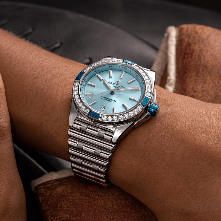 Breitling horloge met een kast in staal, met een wijzerplaat in het blauw en een diameter van 38 mm