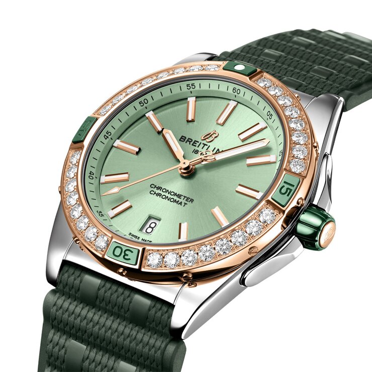 Breitling horloge met een kast in rosé goud op staal, met een wijzerplaat in het groen en een diameter van 38 mm