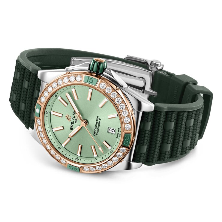 Breitling horloge met een kast in rosé goud op staal, met een wijzerplaat in het groen en een diameter van 38 mm