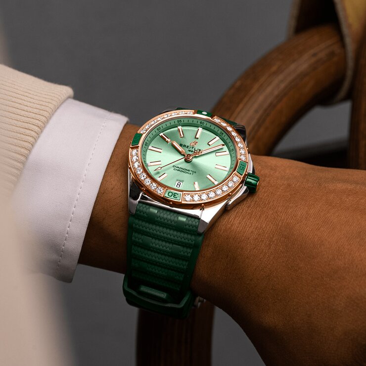 Breitling horloge met een kast in rosé goud op staal, met een wijzerplaat in het groen en een diameter van 38 mm
