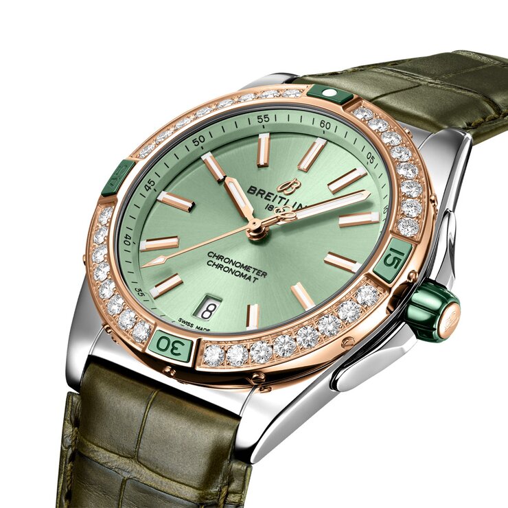 Breitling horloge met een kast in rosé goud op staal, met een wijzerplaat in het groen en een diameter van 38