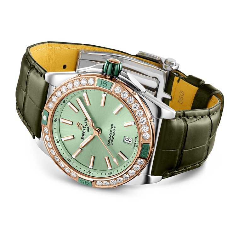 Breitling horloge met een kast in rosé goud op staal, met een wijzerplaat in het groen en een diameter van 38
