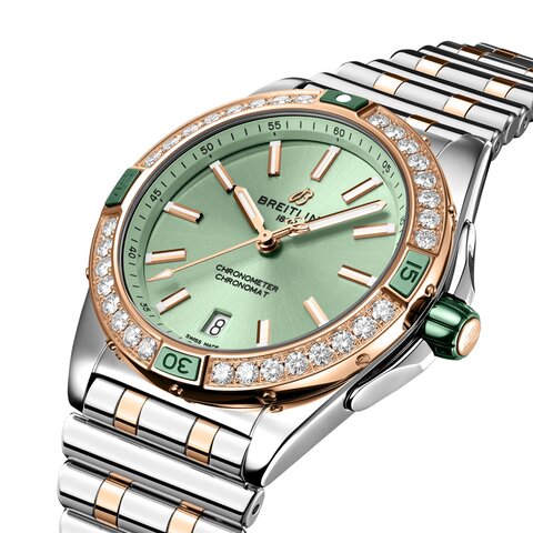 Breitling horloge met een kast in rosé goud op staal, met een wijzerplaat in het groen en een diameter van 38 mm