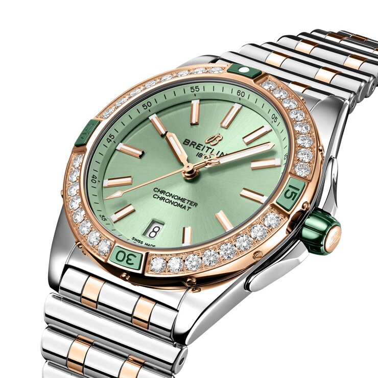 montre Breitling avec un boîtier en or rose sur acier, un cadran vert et un diamètre de 38