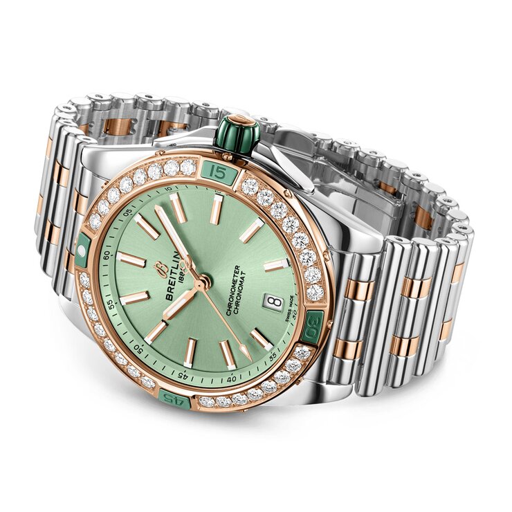 montre Breitling avec un boîtier en or rose sur acier, un cadran vert et un diamètre de 38