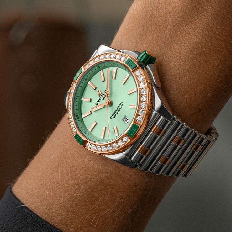 montre Breitling avec un boîtier en or rose sur acier, un cadran vert et un diamètre de 38