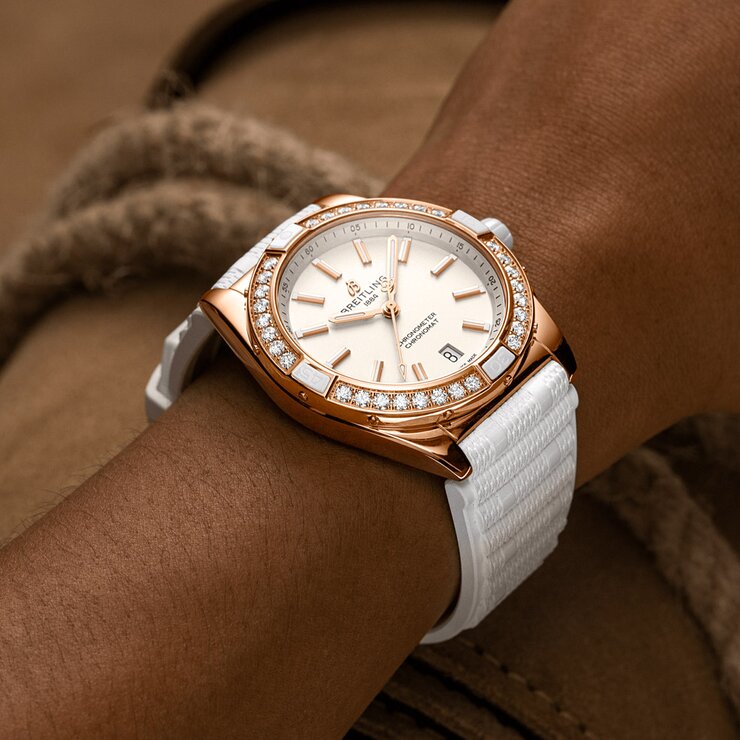 Breitling horloge met een kast in rosé goud, met een wijzerplaat in het wit en een diameter van 38