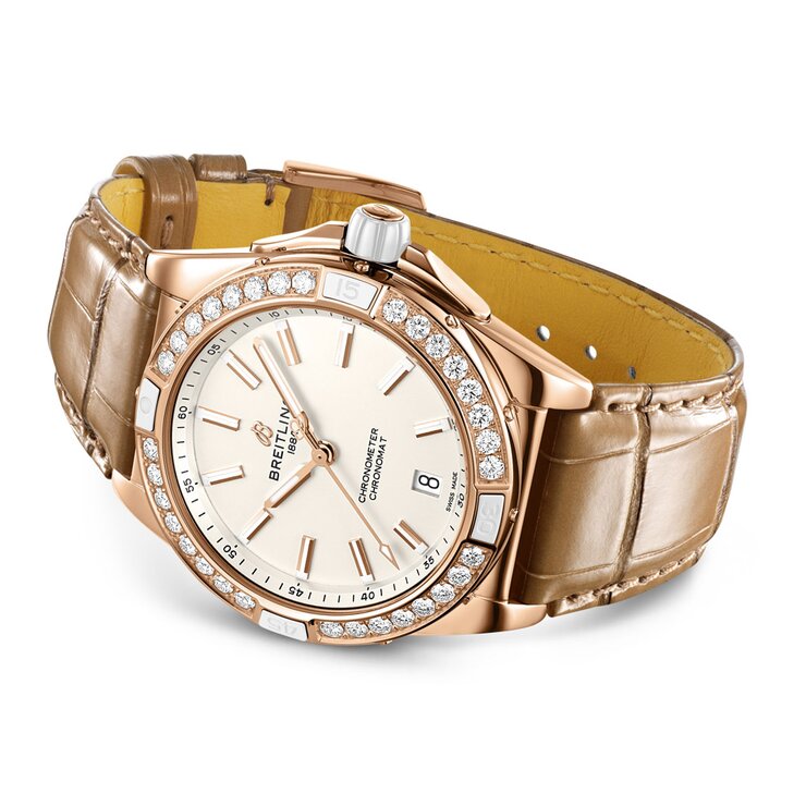 Breitling horloge met een kast in rosé goud, met een wijzerplaat in het wit en een diameter van 38 mm