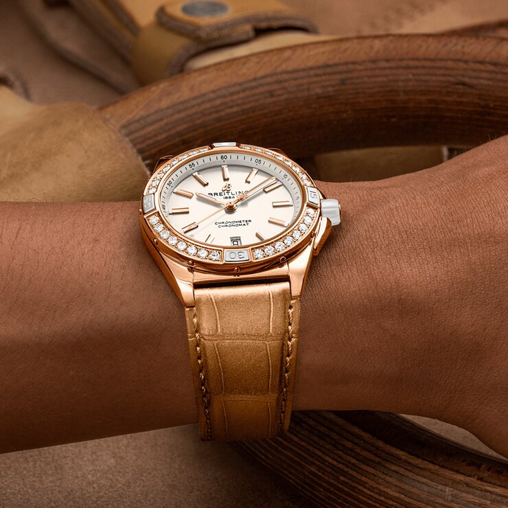 Breitling horloge met een kast in rosé goud, met een wijzerplaat in het wit en een diameter van 38 mm