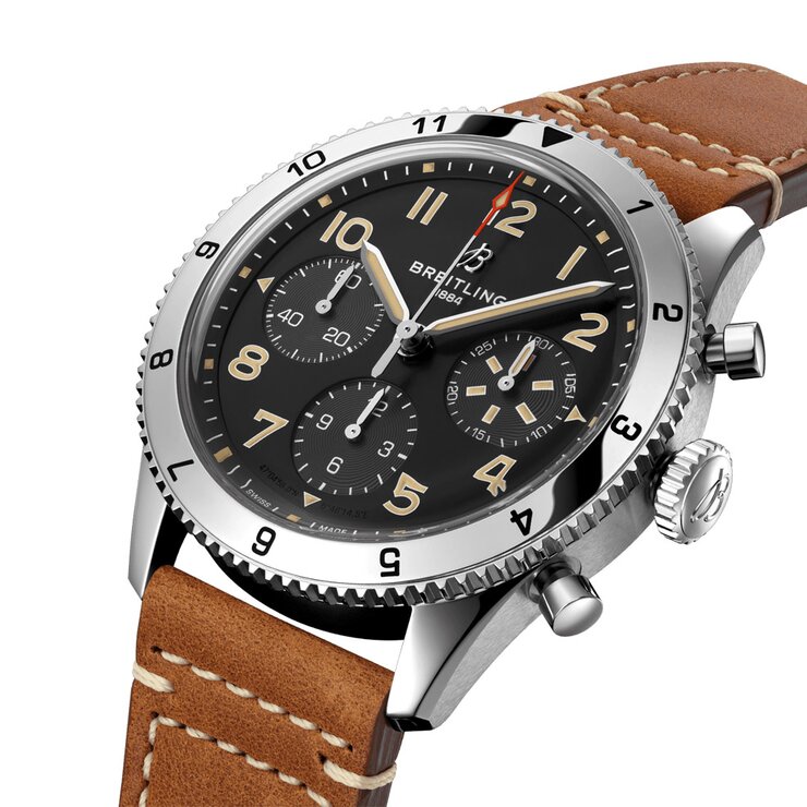 Breitling horloge met een kast in staal, met een wijzerplaat in het zwart en een diameter van 42