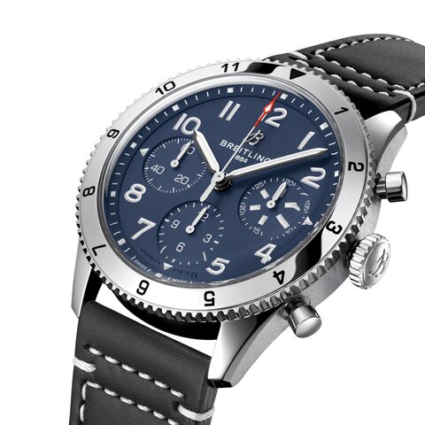 Breitling horloge met een kast in staal, met een wijzerplaat in het blauw en een diameter van 42 mm