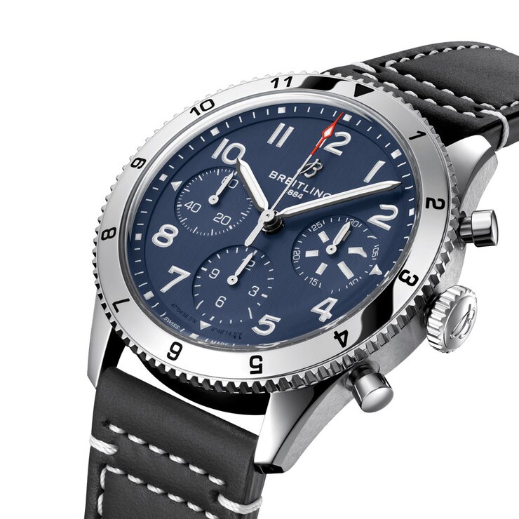 Breitling horloge met een kast in staal, met een wijzerplaat in het blauw en een diameter van 42