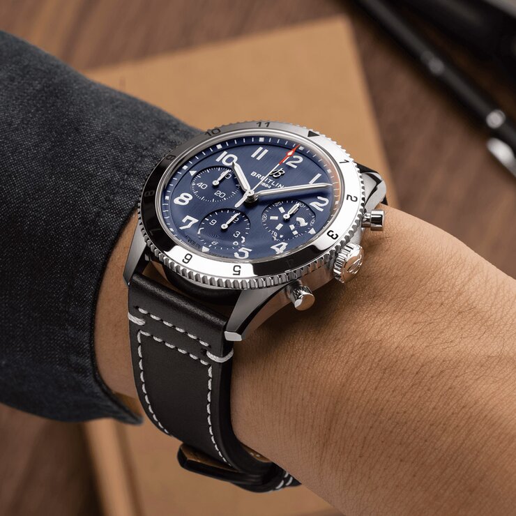 Breitling horloge met een kast in staal, met een wijzerplaat in het blauw en een diameter van 42