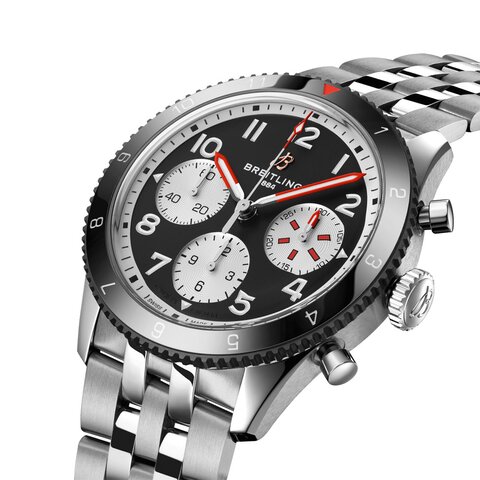 Breitling horloge met een kast in staal, met een wijzerplaat in het zwart en een diameter van 42 mm