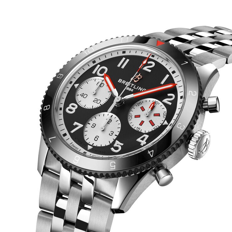 Breitling horloge met een kast in staal, met een wijzerplaat in het zwart en een diameter van 42