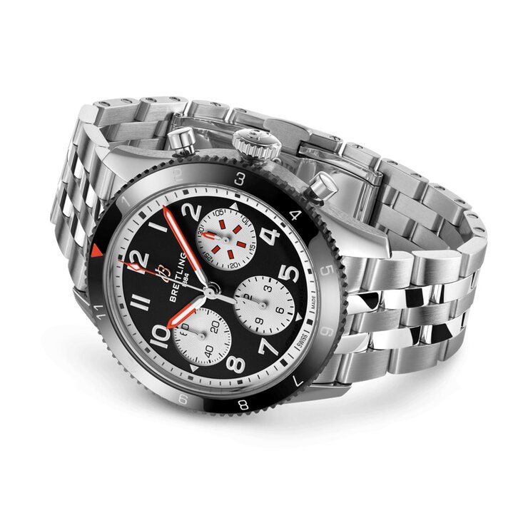 Breitling horloge met een kast in staal, met een wijzerplaat in het zwart en een diameter van 42