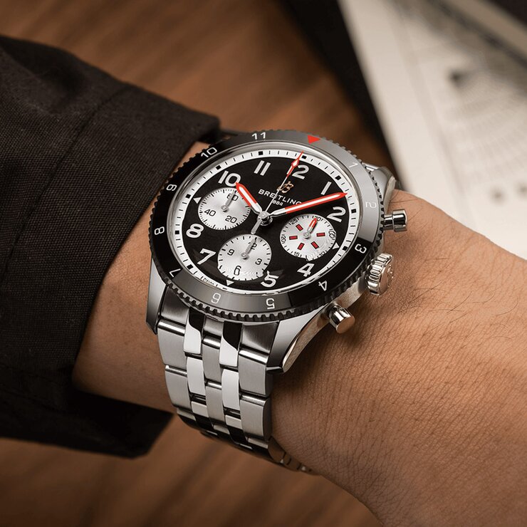 Breitling horloge met een kast in staal, met een wijzerplaat in het zwart en een diameter van 42