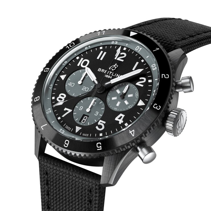 Breitling horloge met een kast in keramiek, met een wijzerplaat in het zwart en een diameter van 46