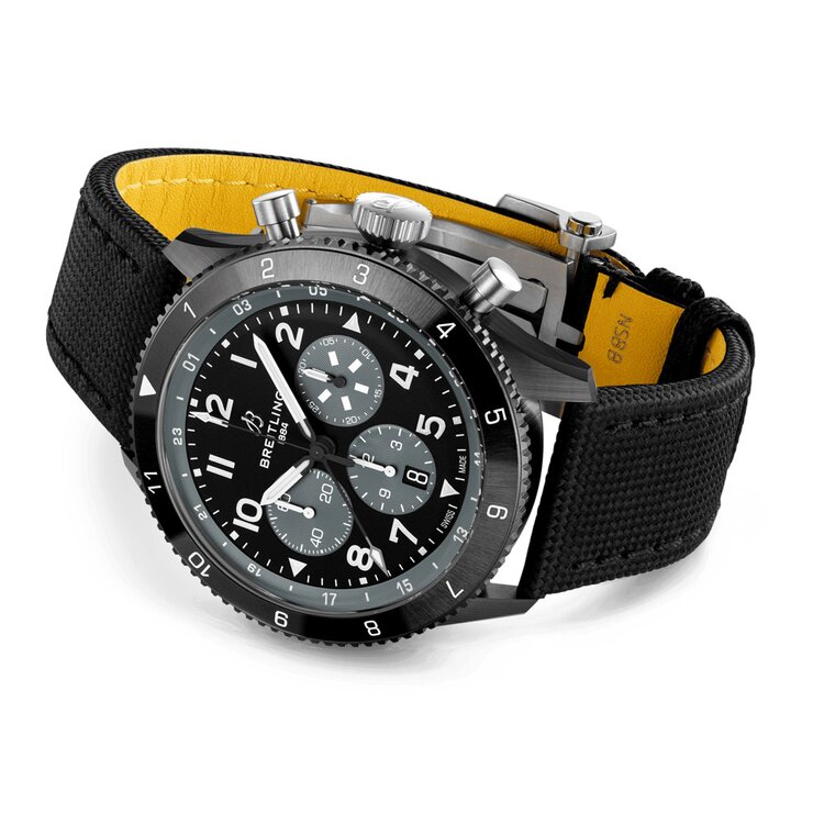 Breitling horloge met een kast in keramiek, met een wijzerplaat in het zwart en een diameter van 46