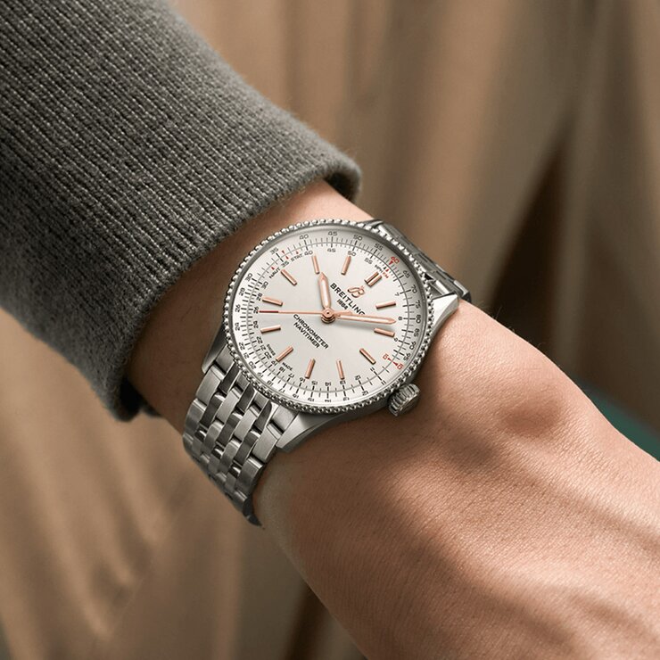 Breitling horloge met een kast in staal, met een wijzerplaat in het beige en een diameter van 36 mm