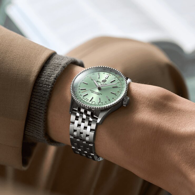 Breitling horloge met een kast in staal, met een wijzerplaat in het groen en een diameter van 36 mm