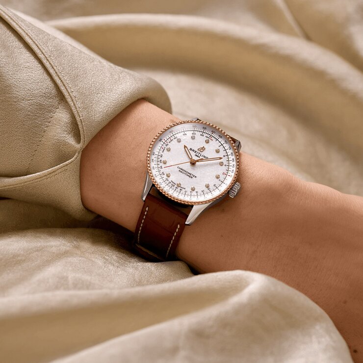 Breitling horloge met een kast in staal, met een wijzerplaat in het parelmoer met  briljant en een diameter van 36 mm