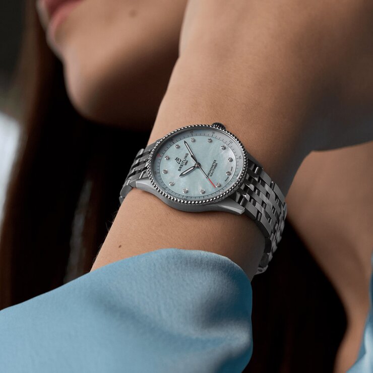 Breitling horloge met een kast in staal, met een wijzerplaat in het blauw met briljant en een diameter van 32