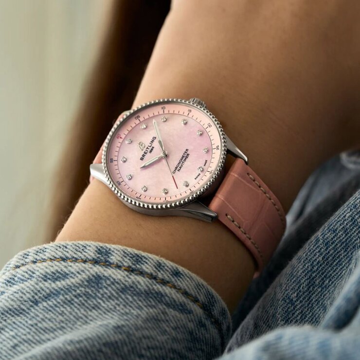 Breitling horloge met een kast in staal, met een wijzerplaat in het roze met briljant en een diameter van 32