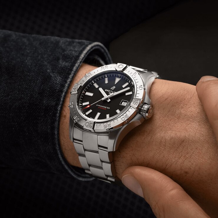 Breitling horloge met een kast in staal, met een wijzerplaat in het zwart en een diameter van 42
