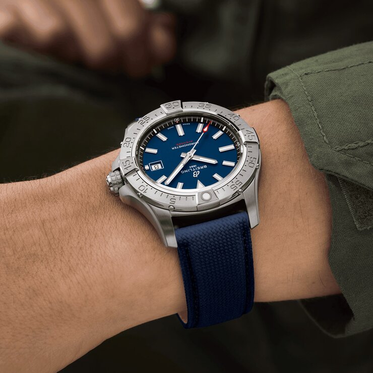 Breitling horloge met een kast in staal, met een wijzerplaat in het blauw en een diameter van 42 mm