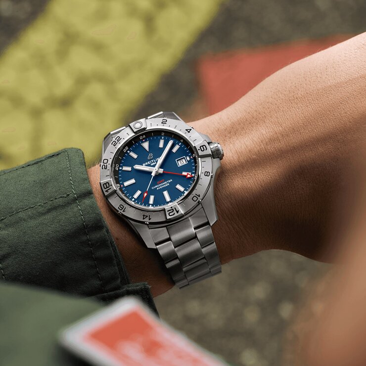 Breitling horloge met een kast in staal, met een wijzerplaat in het blauw en een diameter van 44
