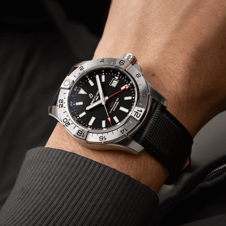 Breitling horloge met een kast in staal, met een wijzerplaat in het zwart en een diameter van 44