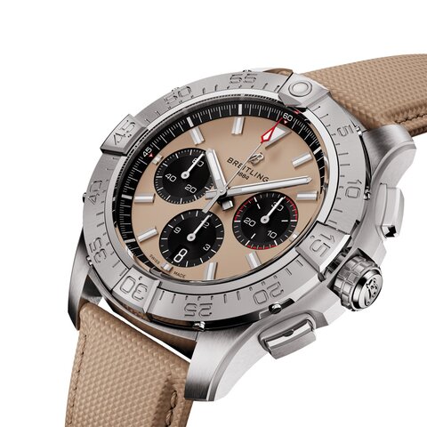 Breitling horloge met een kast in staal, met een wijzerplaat in het beige en een diameter van 44 mm